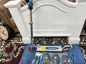 ONE JDRAZOR 2000 BLUE FLASHING LIGHTED WHEELS &GRIPS/FREE GRIPS,BAG,&SAFETY GEAR - Picture 1 of 3