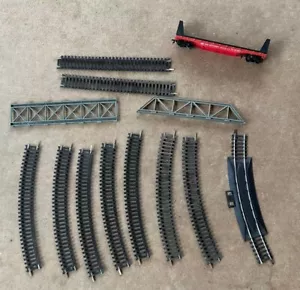 TYCO 15685 18" Curve R ~ HO Scale Model Train Tracks & Flat Freight Car + Extra - Picture 1 of 20