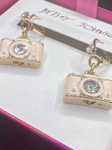 Betsey Johnson Goldton & rosa Emaille Kamera Tropfen Ohrringe Kristall Akzente Neu im Karton - Bild 1 von 11
