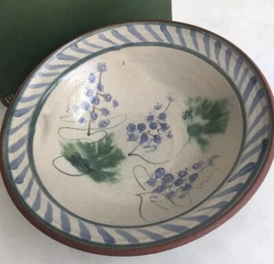 Lovely Studio Art Pottery Bowl hand-painted Grape Motif signed 9" beige  green - Picture 1 of 4