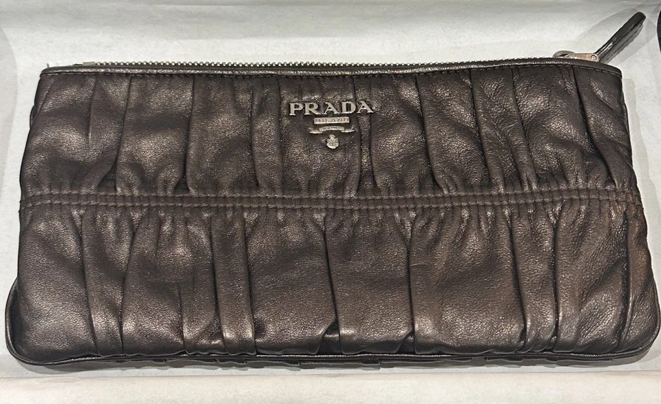 Bolsa con cremallera PRADA Nappa Gaufre’ Graphite Mordore’ Cert. de Auth. 1M1152 sin usar Foto 1 de 4