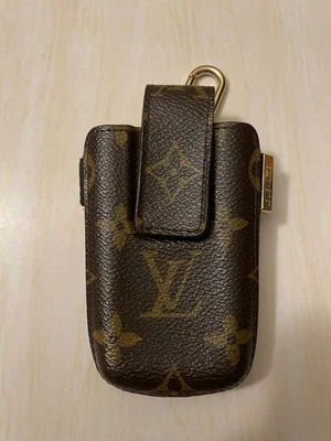 Estuche con monograma Louis Vuitton Teléfono Internacional PM Estuche para teléfono celular Foto 1 de 4