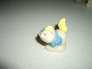 T31 Fisher Price Loving Family Once Upon A Dream casa de muñecas gato blanco arco azul - Imagen 1 de 4