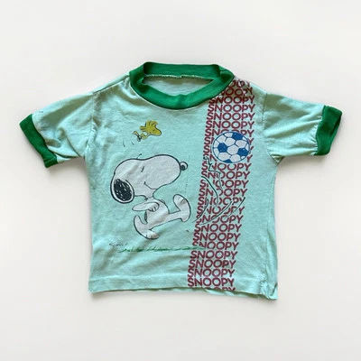 Camiseta De Colección Años 70 SNOOPY AOP Fútbol Estampado Timbre Jóvenes Niños Puntada Única CACAHUETES Foto 1 de 4