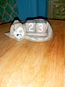 GATO DORMIDO HECHO A MANO CON CALENDARIO - Imagen 1 de 9