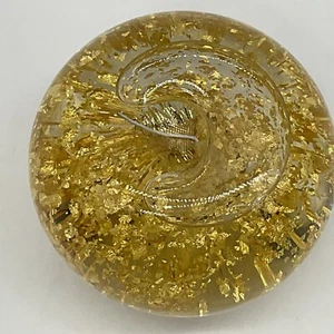 Peso de papel soplado a mano con escamas de oro Golden Flow de 23 quilates en forma de manzana - Imagen 1 de 8