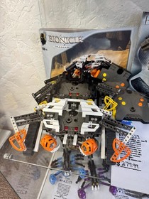 8539 Bionicle Manas (Missing Treads on one)