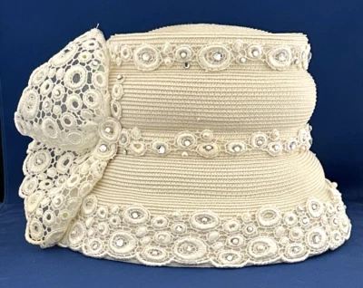 Sombrero formal clásico blanco roto Mr. Hi’S con pedrería y perlas de imitación. Foto 1 de 4