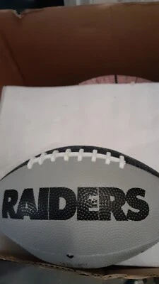 Pelota de fútbol americano juvenil Oakland Raiders o Las Vegas Raiders NFL Rawlings  Foto 1 de 2
