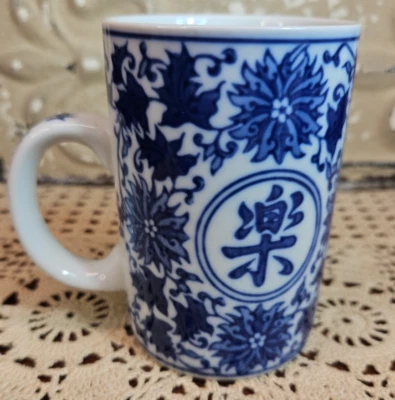 Pier 1进口瓷茶杯带滤网和盖子“幸福”蓝色白色8盎司 — 第 1/4 张图片