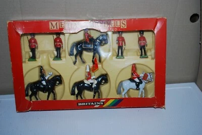 BRITAINS COFFRET DEFILE DE LA REINE AVEC OFFICIERS ET GRENADIERS 1986 REF 7215  - Photo 1/4