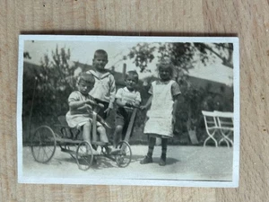 (RB)2024-233, Foto, Mosen, Ferien, Kleinkinder beim Spiele, Roller, 1925 - Bild 1 von 2