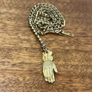 Collana con ciondolo guanto vittoriano mano eccentrica anni 60 tono oro vedova mano lucida! - Foto 1 di 5