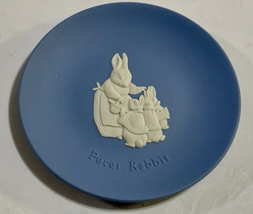 Wedgwood Peter Rabbit Jasper Collection White On Pale Blue Mini Plate England Foto 1 de 4