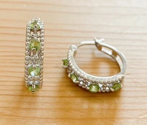 PENDIENTES HUGGIE DE PLATA ESTERLINA PIEDRA PERIDOTO ORIGINAL 0,72ctw ¡NUEVOS!! - Imagen 1 de 3