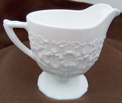 Jarro cremoso de vidro leitoso Indiana cabo de bico de flor de laranjeira branco vintage EUA - Imagem 1 de 4
