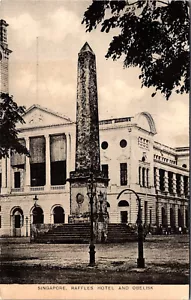 SINGAPORE RAFFLES HOTEL & OBELISK OLD POSTCARD - Picture 1 of 2