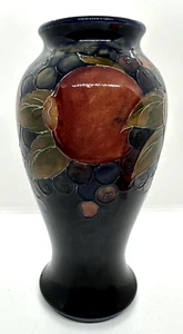 Jarrón antiguo de granada azul profundo William Moorcroft de 9" de alto alfarero a reina - Imagen 1 de 8