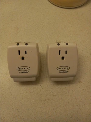 2x Protectores contra sobretensiones Belkin Single Outlet SurgeCube, 1080 julios (F9H100-CW) Foto 1 de 3