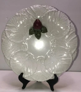 Plato para servir fresa blanca cerámica Gump's 11 1/2" hecho en Portugal  - Imagen 1 de 12