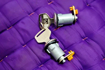 MITSUBISHI FUSO CANTER FE110 FE111 FE211 DOOR LOCK WITH KEYS Foto 1 de 4