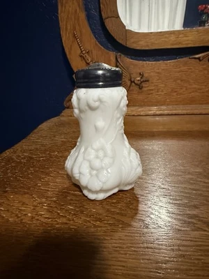 Coctelera de flores vintage Westmoreland de vidrio de leche en flor Foto 1 de 4