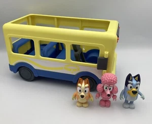 Vehículo Bluey Family & Friends AMARILLO AUTOBÚS City School con 3 figuras Coco Bingo azul - Imagen 1 de 8
