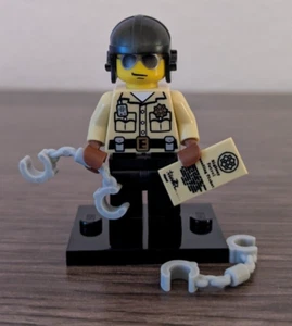 New Genuine LEGO Traffic Cop Minifig with Handcuffs and Ticket Series 2 8684 - Picture 1 of 7