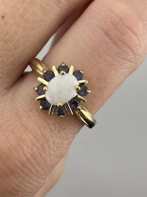 Anillo Estate de ópalo de oro amarillo de 10k con halo de tanzanita único Tailandia talla 8 cabina ovalada Foto 1 de 4