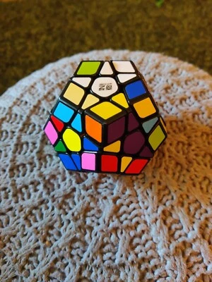 12 Sided QiYi Megaminx QiHeng Speed Cube Magic Twist 3D Puzzle Brain Teaser - Image 1 of 2