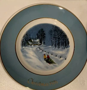 Avon Enoch Wedgwood Christmas Plate Blue #3 BRINGING HOME THE TREE 1976 NIB - Picture 1 of 9
