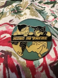 Hang In There  Vintage Round Lapel Enamel Pin - Picture 1 of 2