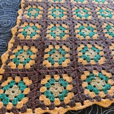 Hecho a mano Abuela Cuadrado Afgano Tiro Crochet Marrón Verde Naranja 52 x 43 Y2K Años 90 Foto 1 de 3