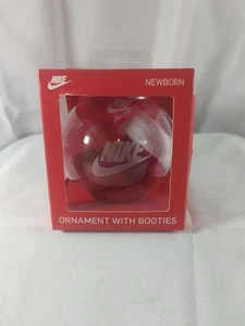 Nike Christmas Ornament Neugeborene Stiefeletten rot auf weiß mit silbernem Nike Logo  - Bild 1 von 5
