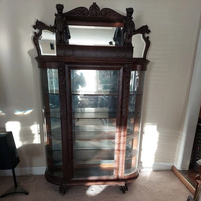 ARMÁRIO DE PORCELANA R. J. CHIFRE ALADO GRIFO VIDRO CURVADO CARVALHO - Imagem 1 de 4