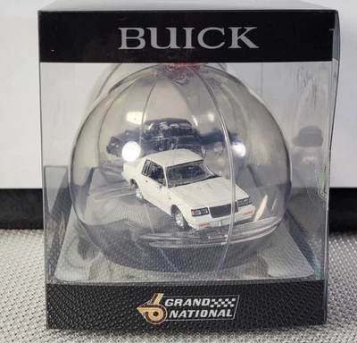 Máquinas M2 2024 1:64 1987 blanco y negro Buick Grand National exclusivo de Walmart Foto 1 de 2