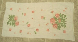 Vintage bath towel white with pink hydrangea Dundee all cotton USA 19" by 38" - Picture 1 of 3