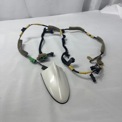 2014-2022 INFINITI Q60 TETO SUPERIOR BARBATANA DE TUBARÃO CONJUNTO DE ANTENA DE SATÉLITE FABRICANTE DE EQUIPAMENTO ORIGINAL - Imagem 1 de 4