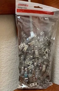 New Staples Badge Straps / Clips, Clear, 100 Pack (18914/1122897) FAST SHIPPING - Picture 1 of 2