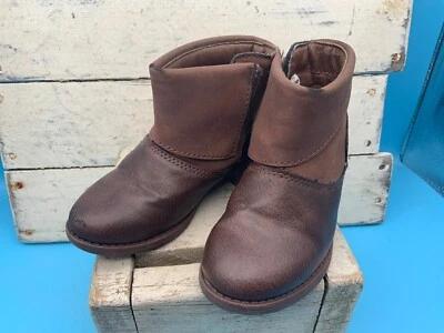 Botas casuais infantis Oshkosh, tamanho 7M, marrom - Imagem 1 de 4