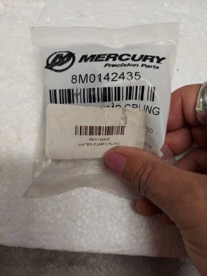 Bomba de agua Mercury Quicksilver Cpling 8M0142435 NOS OEM (7-E4)  Foto 1 de 4