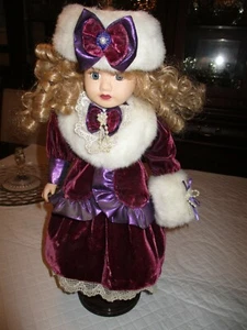 "Muñeca victoriana de 16"" rubia/ojos azules vestido de terciopelo púrpura vinilo la llave de latón" - Imagen 1 de 5