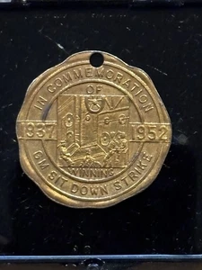 UAW 1937 Sit Down Strike 15 Anniversary Medal Flint Michigan Honor Award Medaille - Bild 1 von 2
