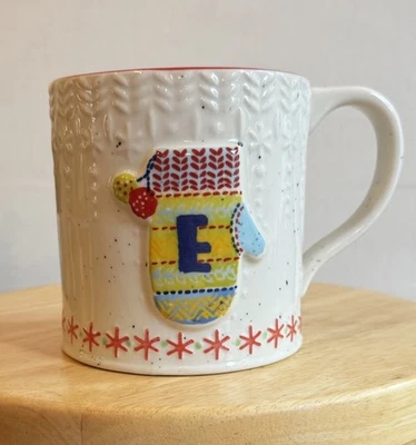 Caneca Anthropologie Bundled Up Mitten monograma inicial E xícara de café férias de inverno - Imagem 1 de 4