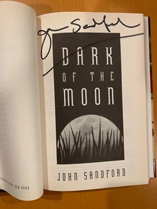 SIGNED Dark Of The Moon by John Sandford HC + PHOTO - Bild 1 von 6