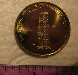 El peso más grande jamás lanzado desde la medalla conmemorativa del Centro Espacial EARTH-Kennedy - Imagen 1 de 2