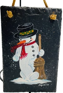 Muñeco de nieve pintado a mano sobre pizarra usado en excelente estado, artista Sigrid Schmidt, 5 3/4" T x 3 7/8" W - Imagen 1 de 11
