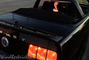 NUEVO Ford Mustang 2005-2014 Wind RESTRICTOR bloqueador de viento LED interior placa de brillo - Imagen 1 de 10