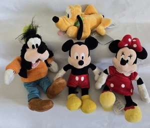 Lot de 4 personnages de collection en peluche Disney, Minnie + Mickey Mouse, Pluton, Dingo  - Photo 1/20