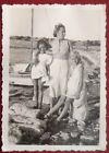 MOTHER WITH DAUGHTERS ON THE SEA BEACH VINTAGE PHOTO 1940s